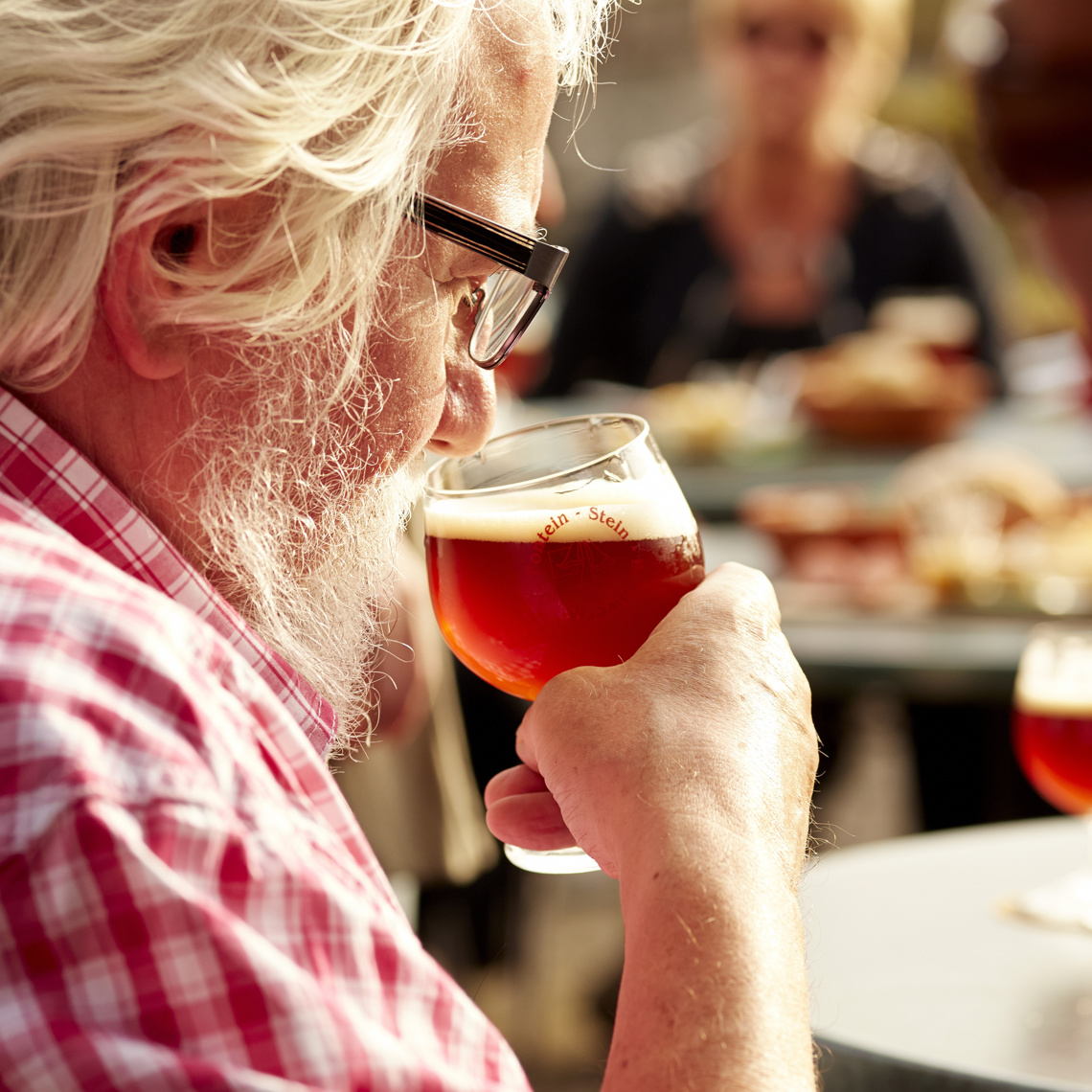 Man genietend van een speciaal biertje op het terras van Gasterie de Fontien in Stein gemaakt door Brouwerij de Fontein