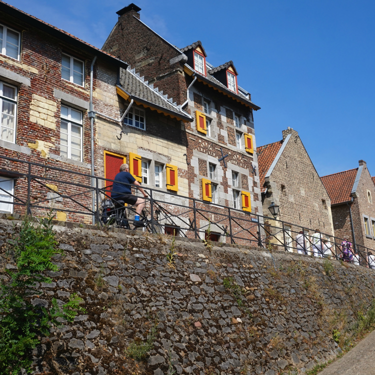 Fietser fietst langs vakwerkhuis in Elsloo